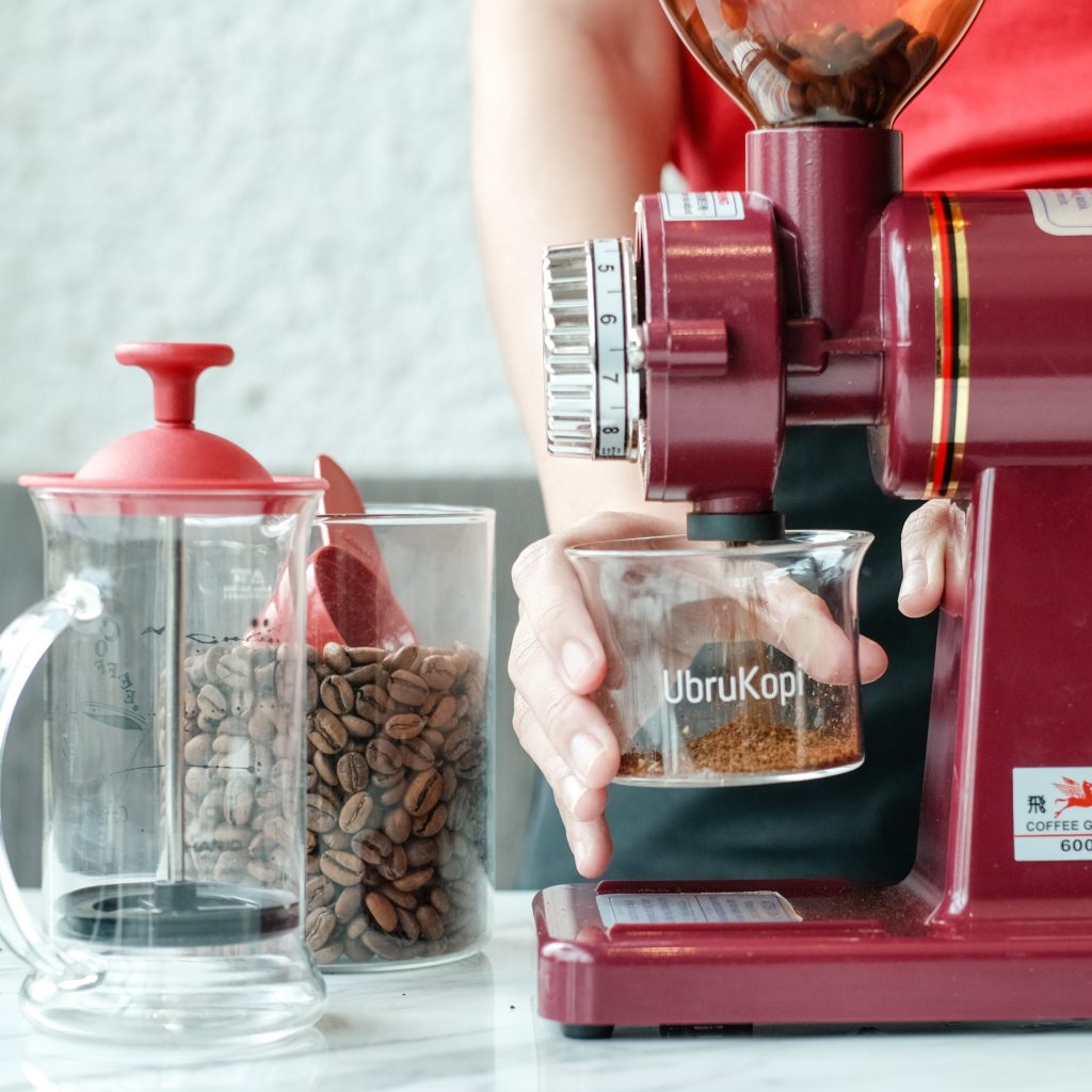Menggiling kopi pada Latina 600N electric coffee grinder