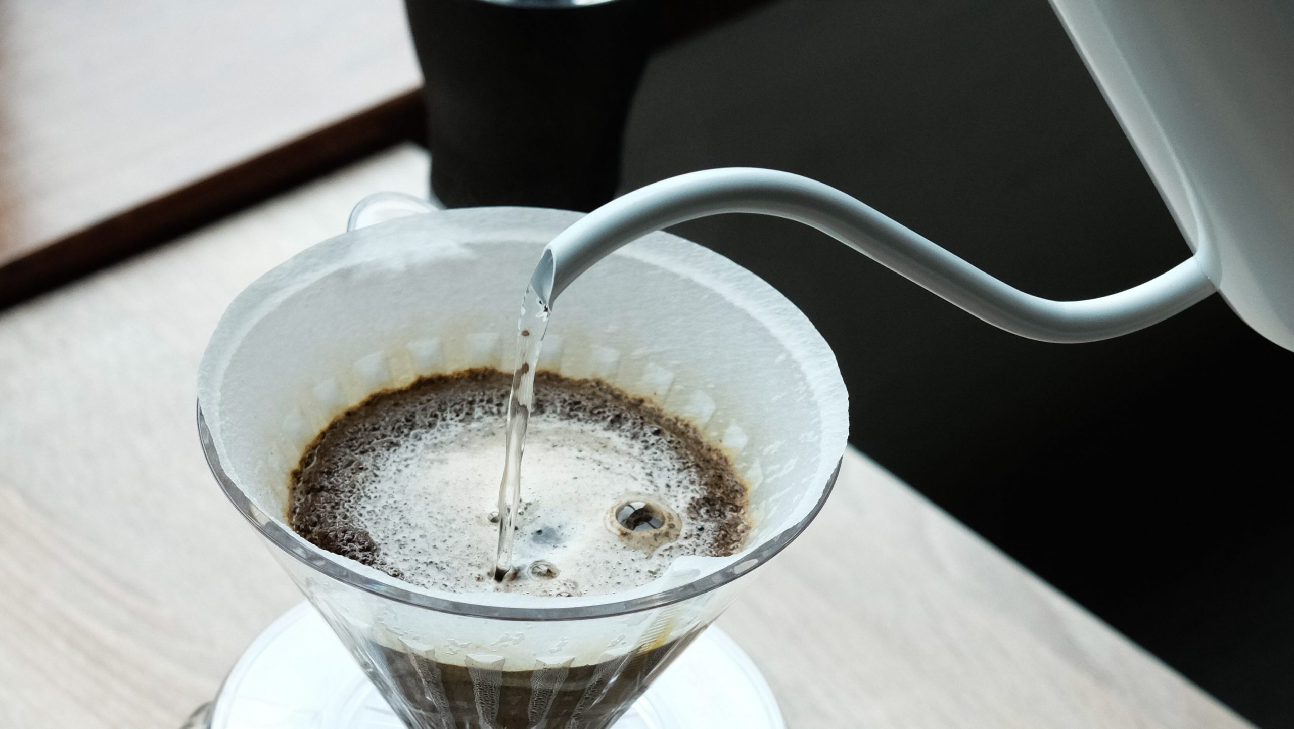gooseneck kettle adalah alat kopi manual yang cukup penting dalam metode pour over