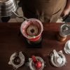 Barista menyeduh pada Hario V60 menggunakan Hario Buono